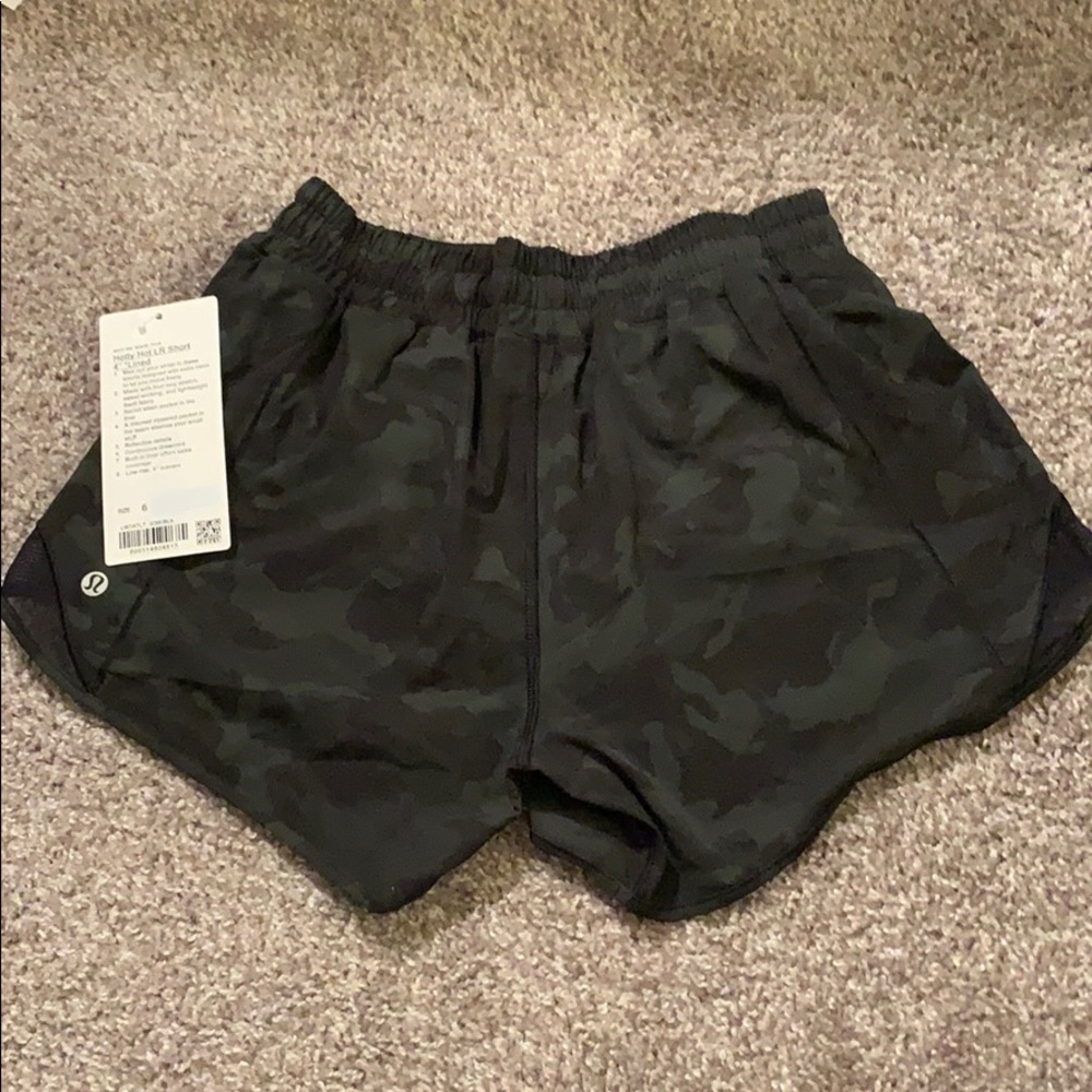 Lululemon hotty hot shorts 4” SOLD - Picture 2 of 3